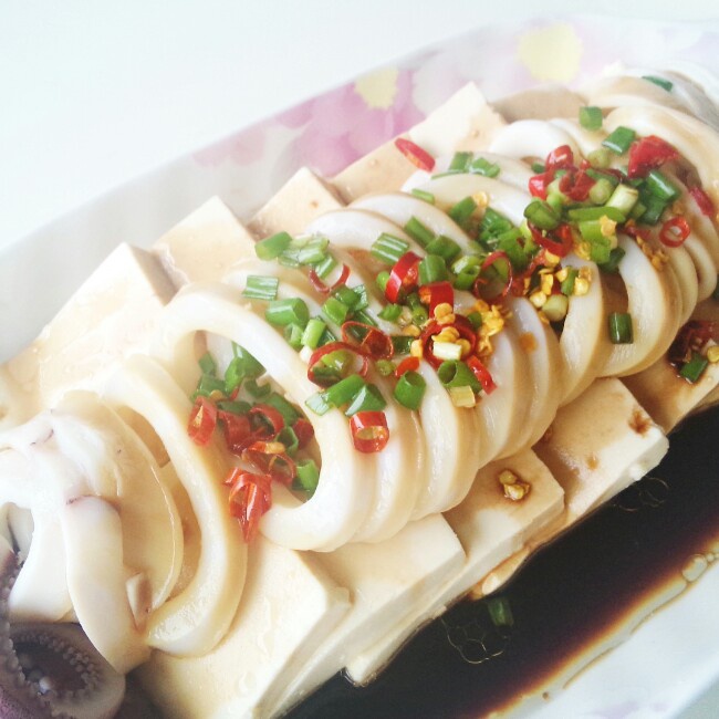 鲜鱿蒸豆腐