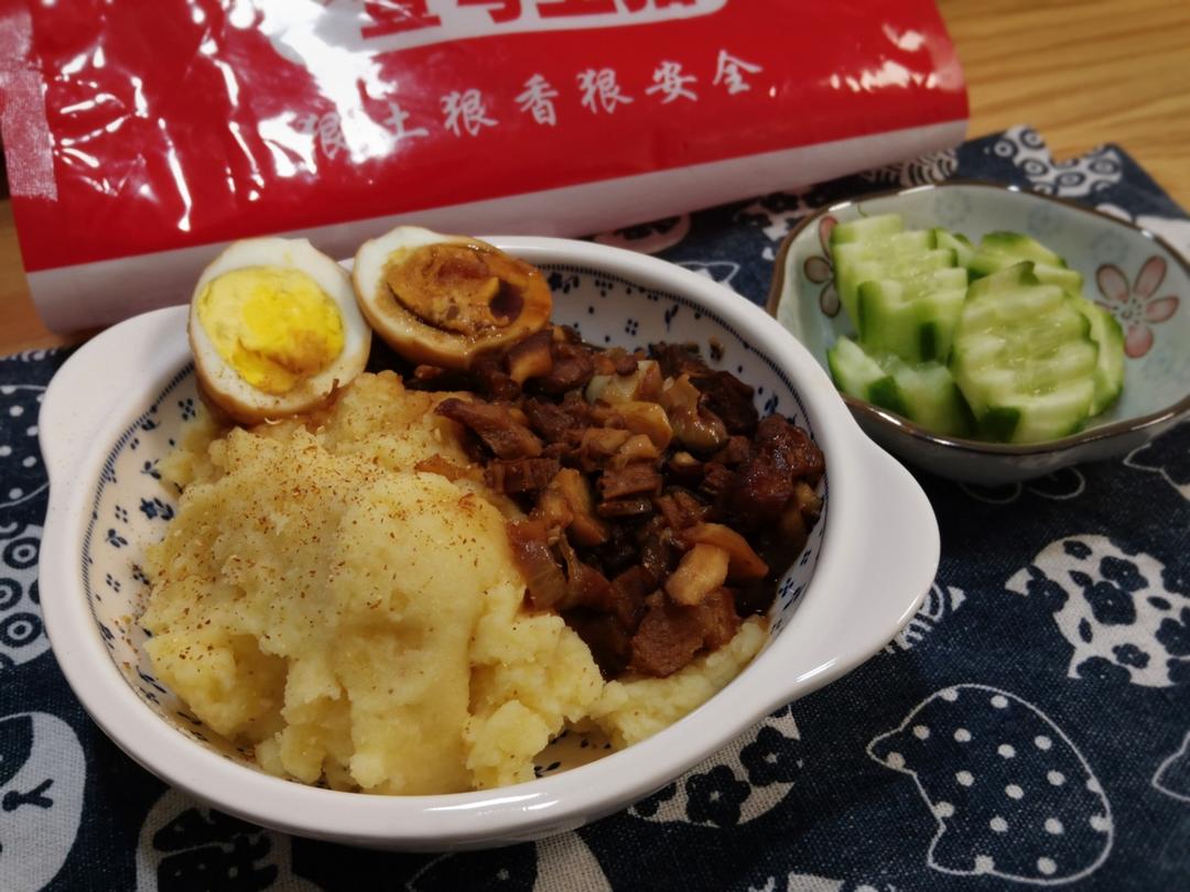 狂炫三大碗的卤肉饭