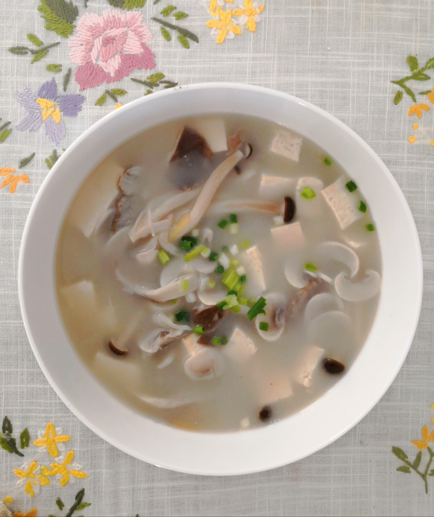 【菌菇豆腐汤】低油的做法