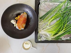 挪威北极鳕鱼丨葱烤鳕鱼的做法 步骤2