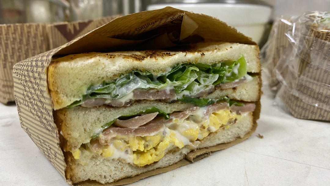 鸡蛋火腿三明治🥪，秒杀面包店，教你怎么包三明治，可以摆地摊的美食