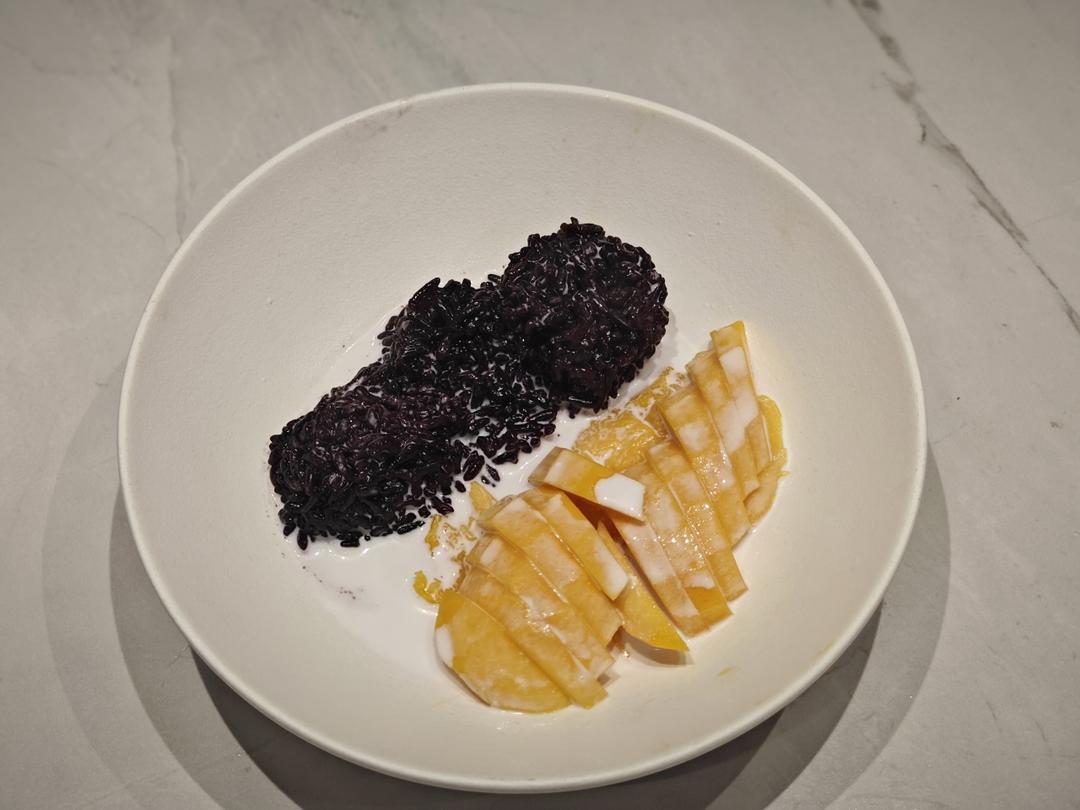 在家自制满记甜品--芒果椰汁黑糯米