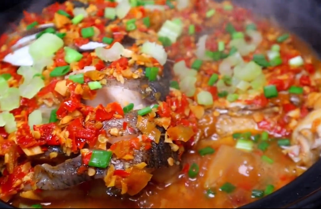 泡椒鱼头砂锅版的做法