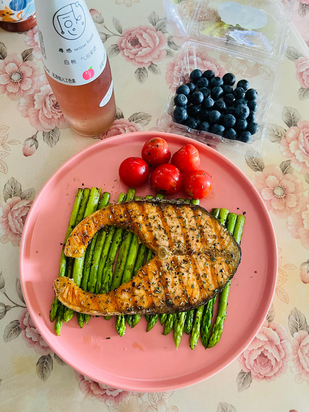 好吃到炸裂的香蒜黄油三文鱼排佐嫩芦笋尖配杰克烤薯仔