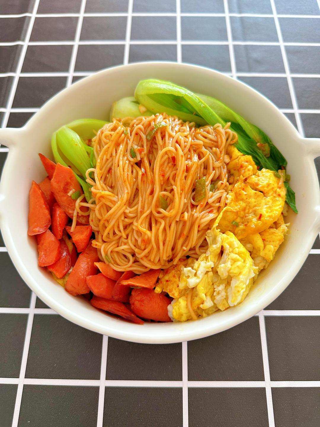 火腿肠鸡蛋拌面
