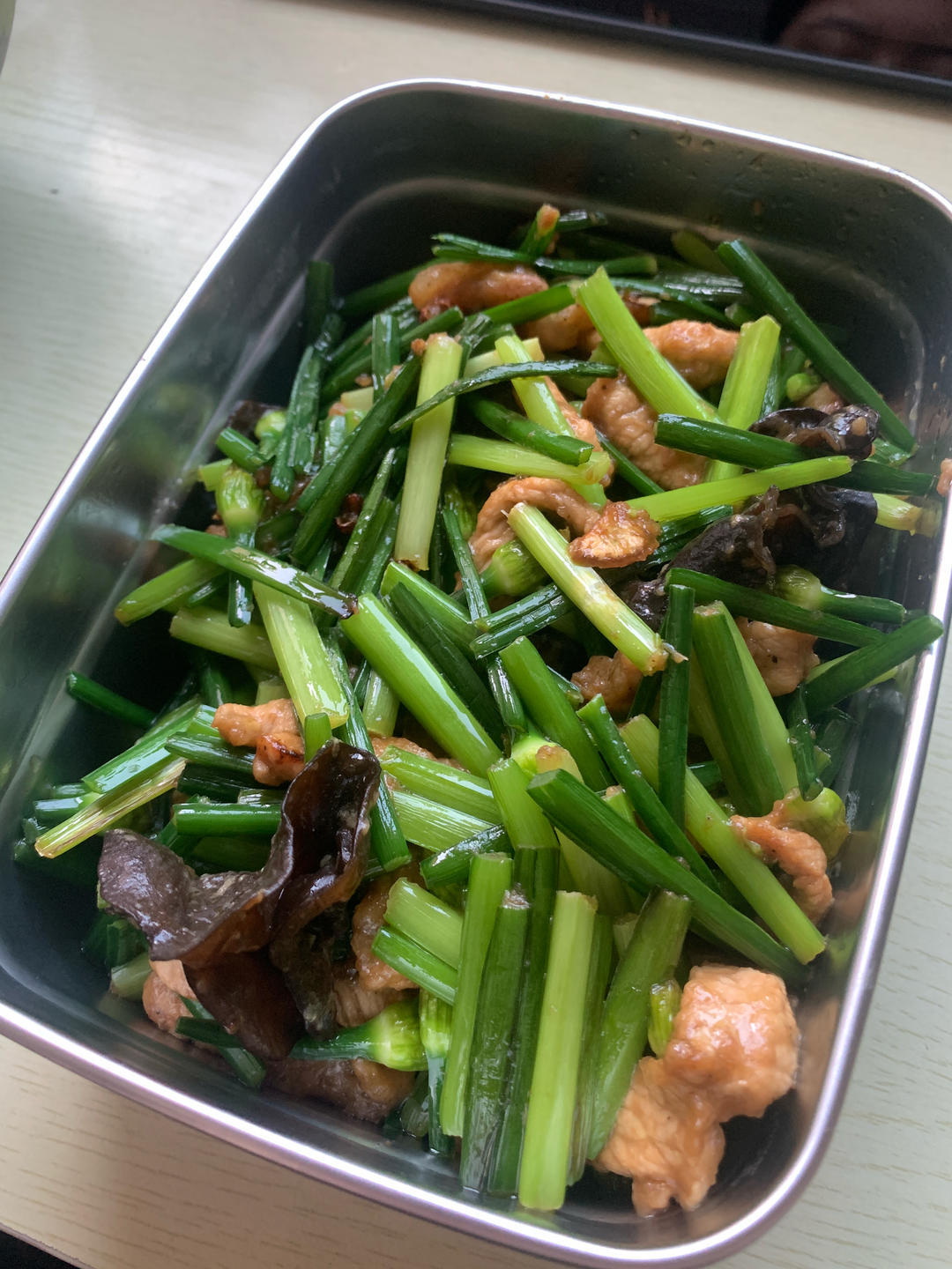 应季蔬菜，韭菜苔炒肉丝，这样做太费米饭了