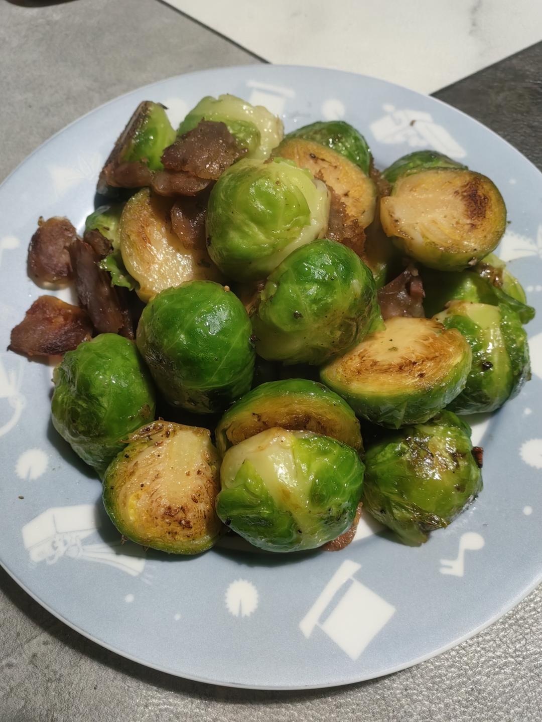 适合闺蜜聚会的小菜：黄油风味培根炒孢子甘蓝