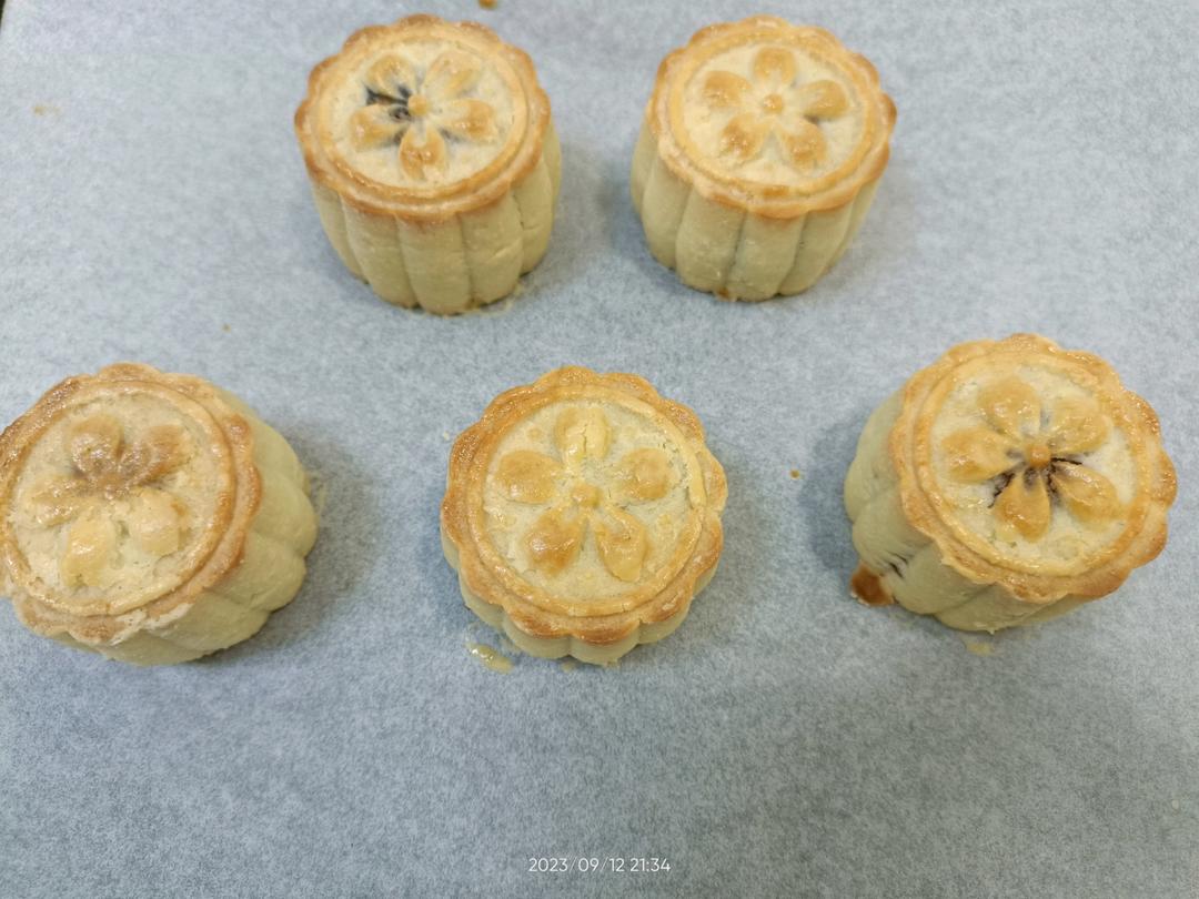 超酥软奶味十足 奶酥月饼