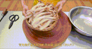 厨师长教你：“干锅茶树菇”的家常做法，鲜辣干香，爽脆下饭的做法 步骤1