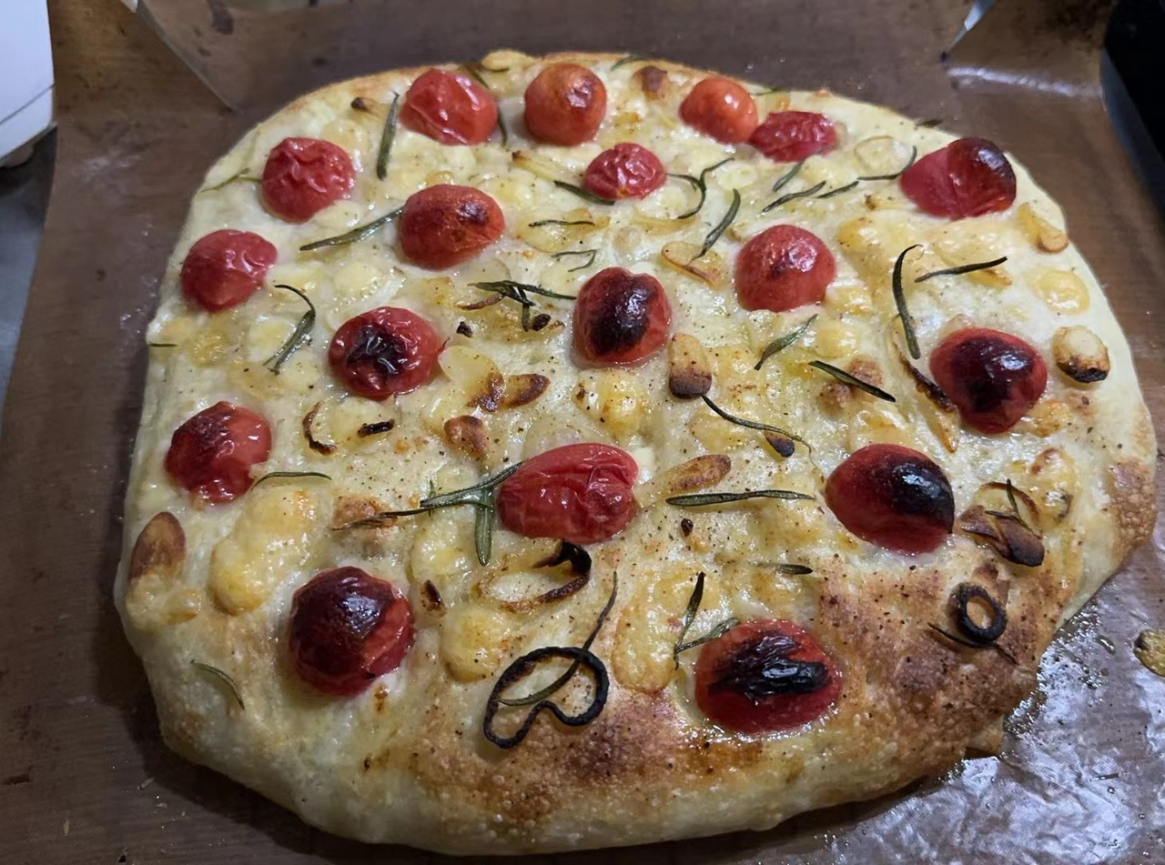 迷迭香番茄青豆佛卡夏Focaccia layered with rosemary tomatoes&peas——北鼎烤箱食谱