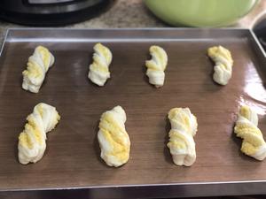 椰蓉的诱惑——奶香椰蓉扭扭包的做法 步骤17