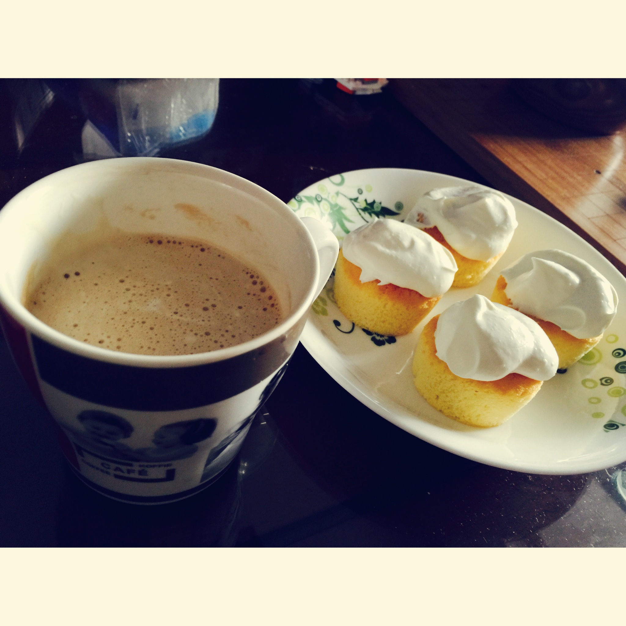 淡奶油海绵纸杯蛋糕