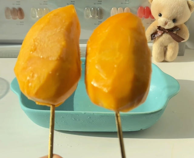 冻芒果裹上酸奶的做法太绝了吧，秒变冰淇淋沙沙的口感，好吃哭了都😭的做法