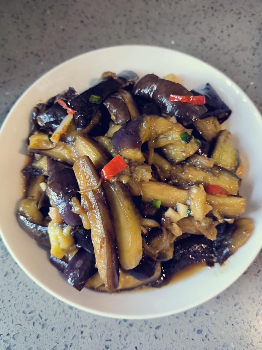 茄子我家最喜欢这种老一辈做法，不油炸，软绵好吃不吸油，不变色