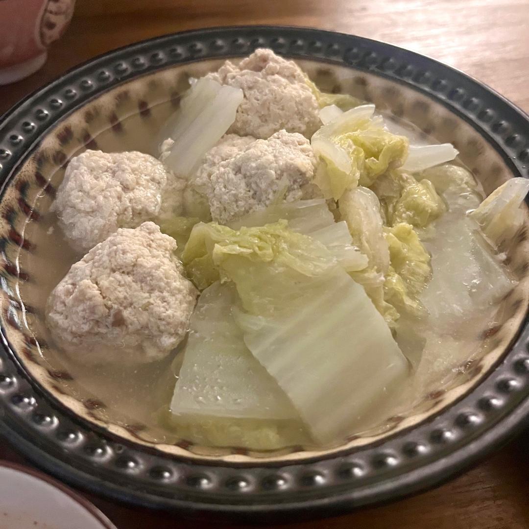 超简单的白菜肉圆子，小朋友也很爱吃。