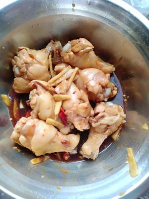 电饭锅土豆闷鸡翅根的做法 步骤2