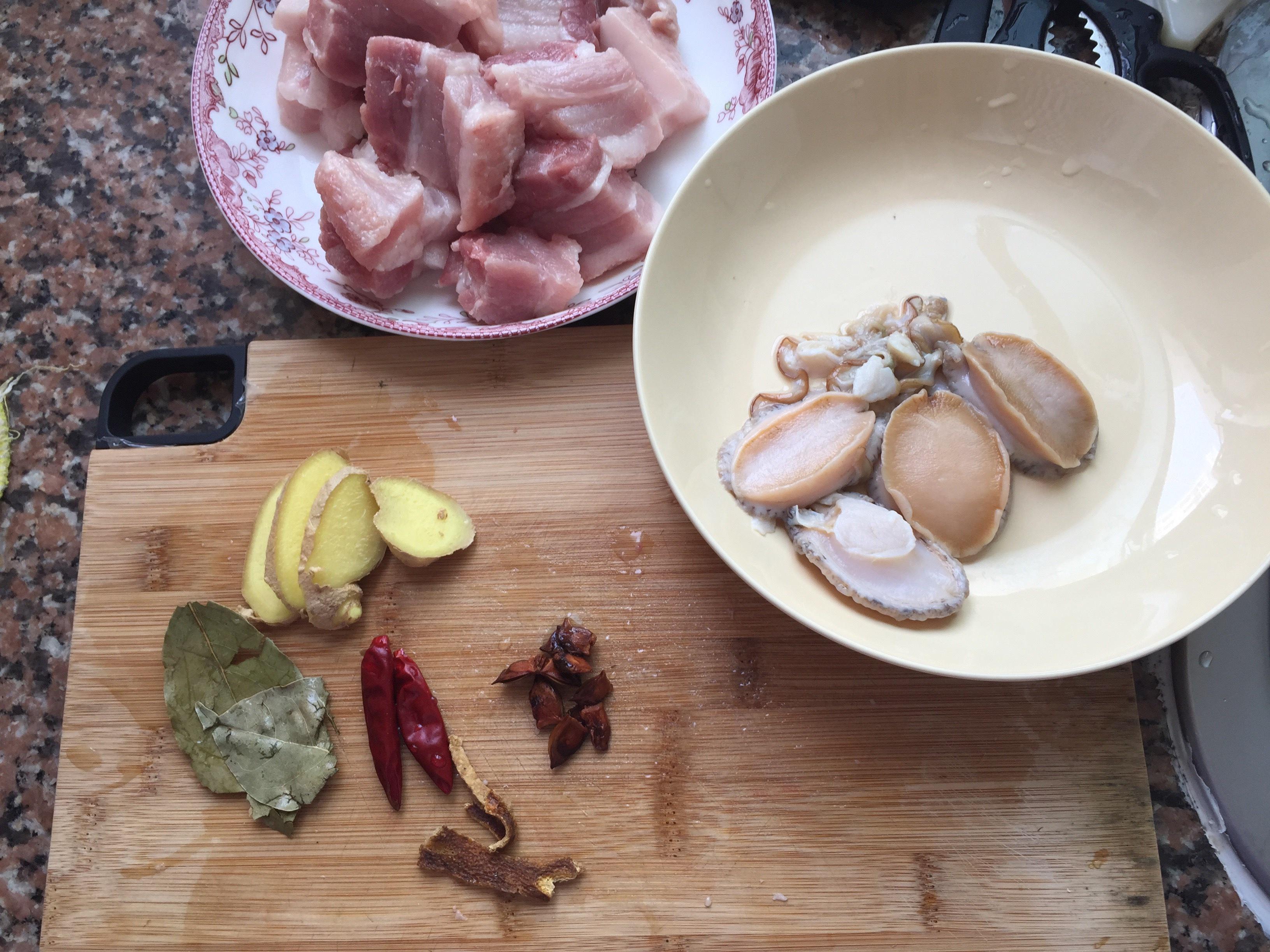 红烧鲍鱼+五花肉的做法 步骤1