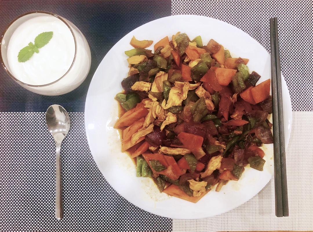 减脂餐-洋葱西芹手撕鸡胸肉(详细手撕鸡胸肉的做法)