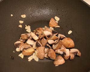 蘑菇炒菠菜的做法 步骤3