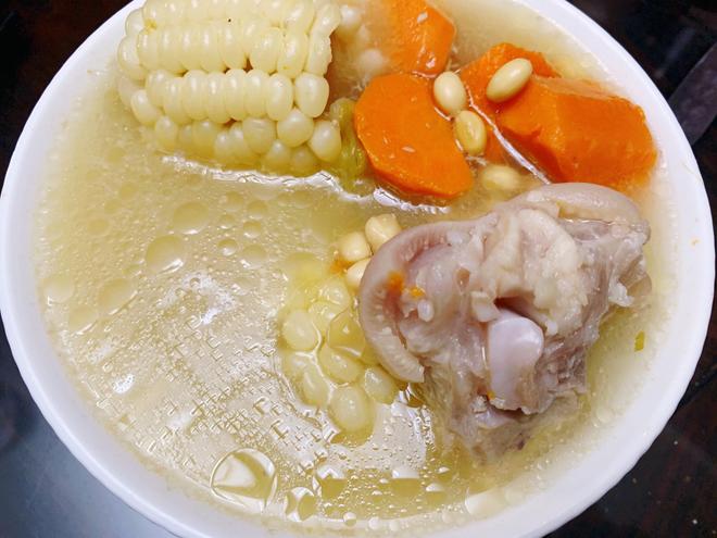 黄豆猪脚玉米胡萝卜汤的做法