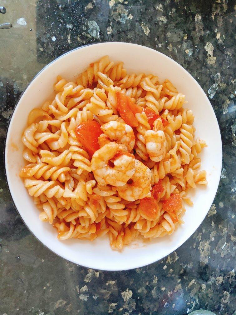 有虾油的番茄鲜虾意面
