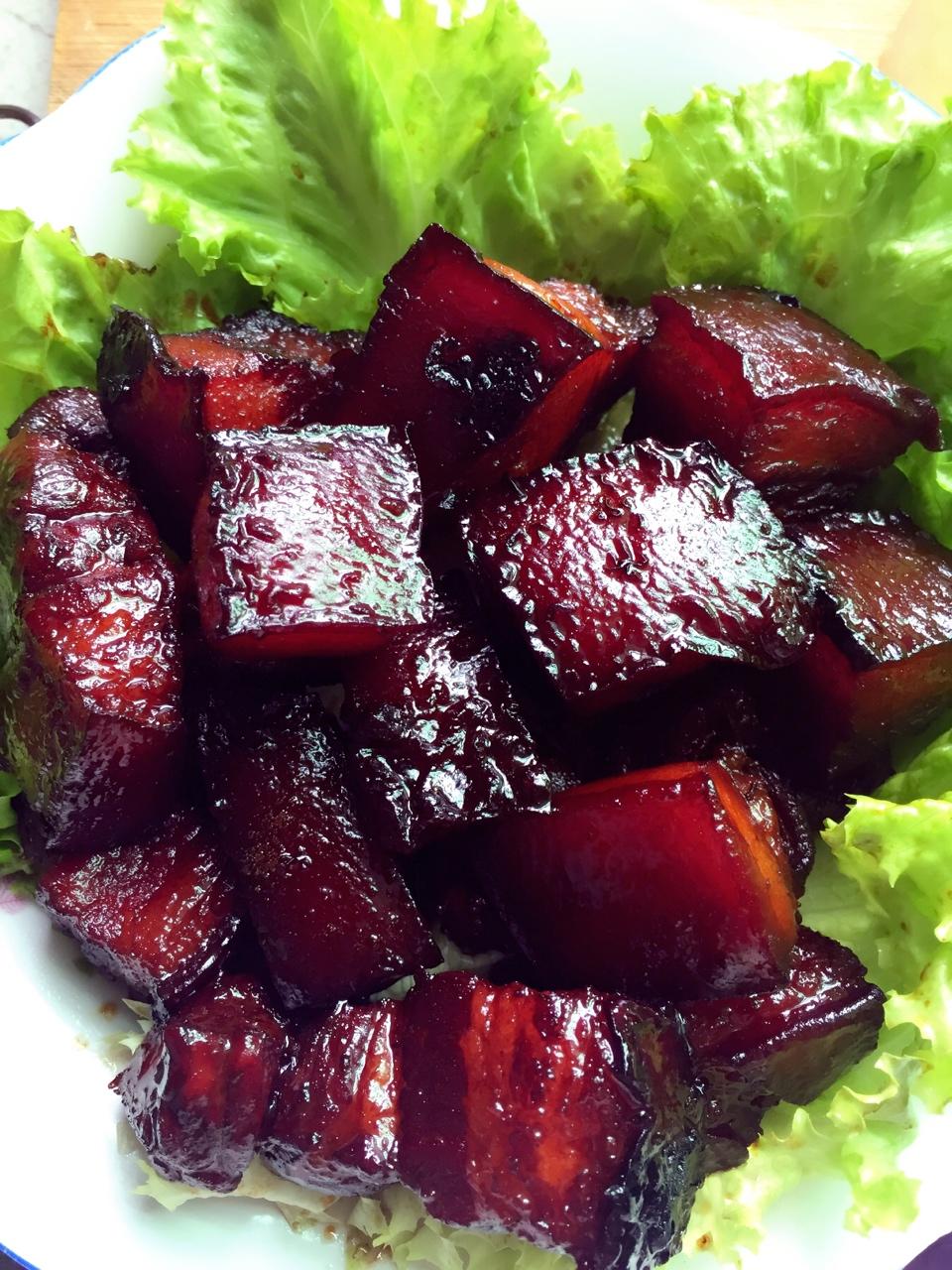 我的男人剪了个小平头做的吃着碗里望着锅里的红烧肉