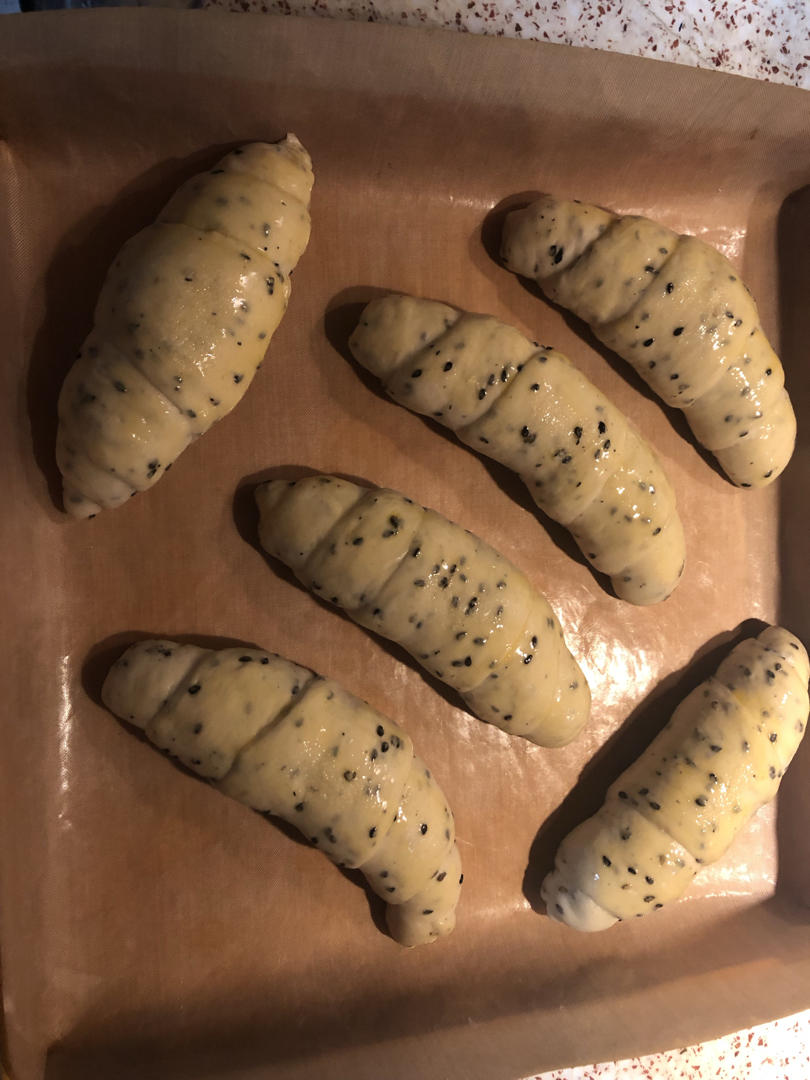 烫种黑芝麻盐面包