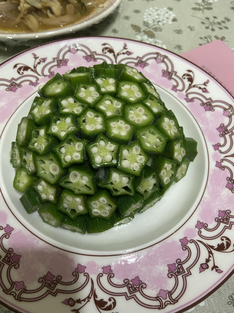 这绝对是秋葵颜值最高的做法，好看又好吃，端上桌最先光盘