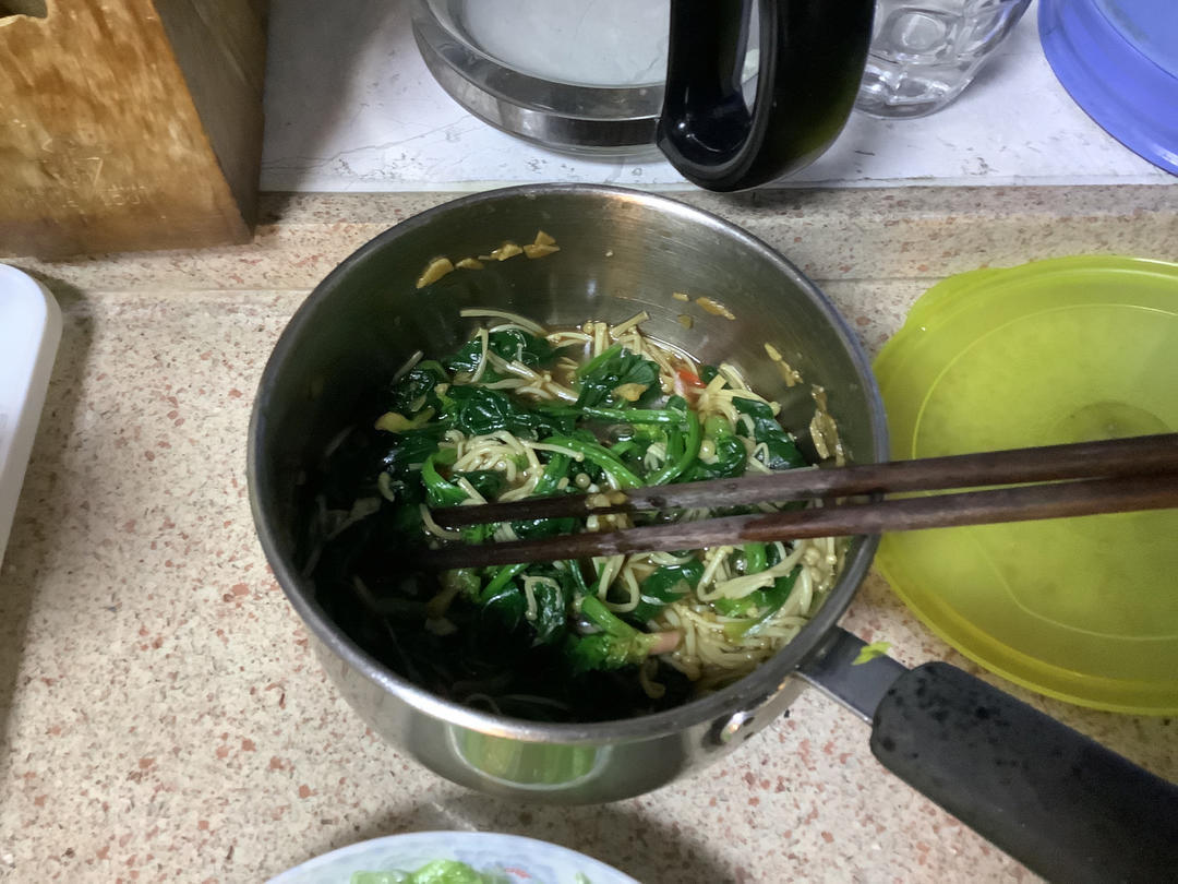 解馋减脂餐！酸辣开胃又下饭的菠菜拌金针菇