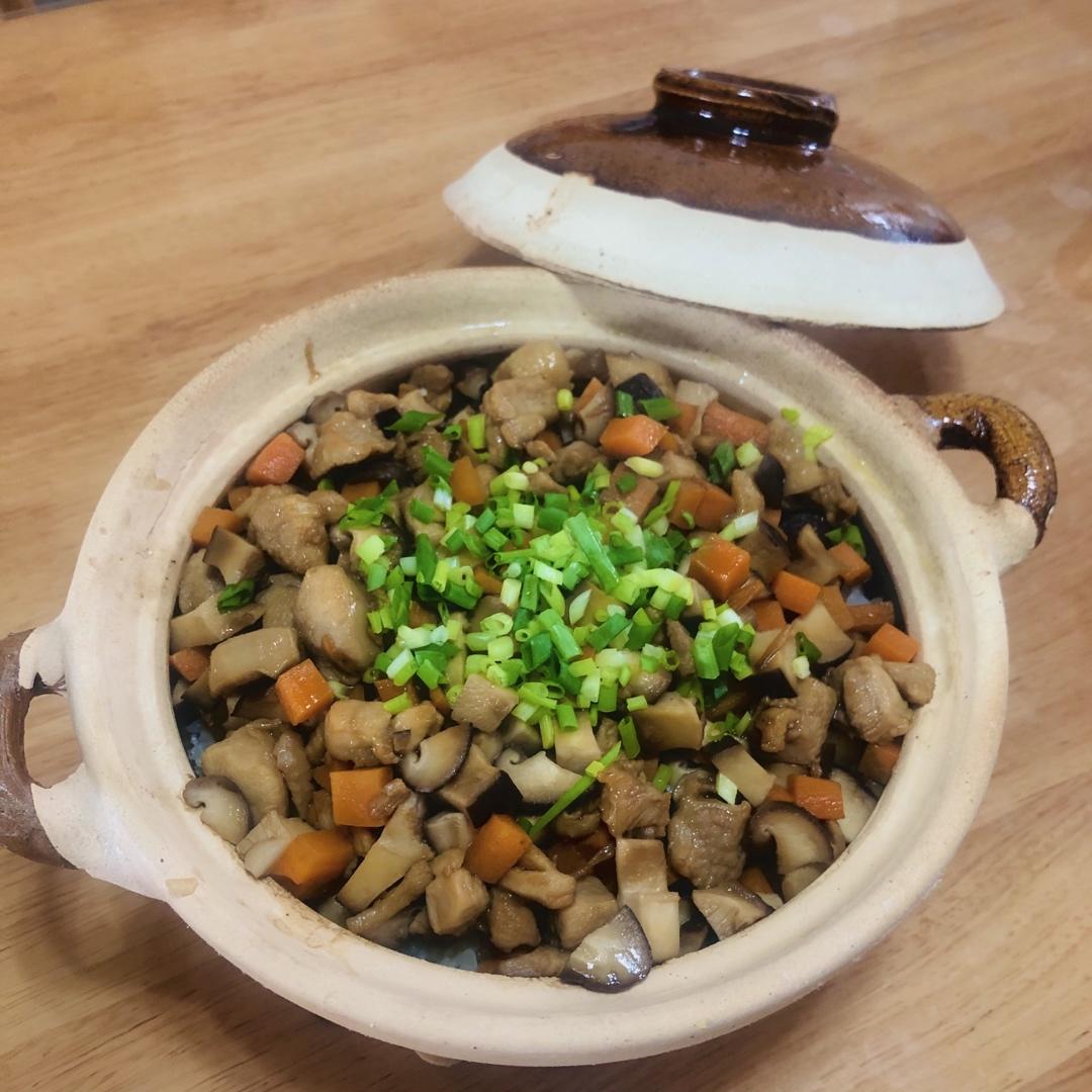 冬菇滑鸡煲仔饭，控制锅巴的生成，煲仔饭酱油的配制