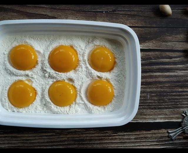 自制咸蛋黄~三天腌制出油咸蛋黄的做法