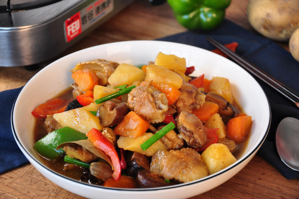 土豆焖鸡翅的做法