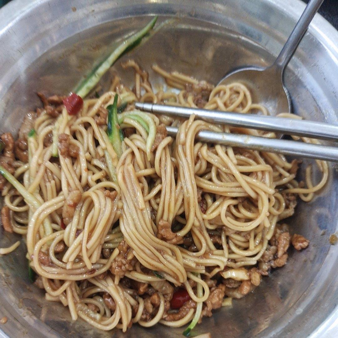 超简单超浓郁❗️爆好吃的自制炸酱面