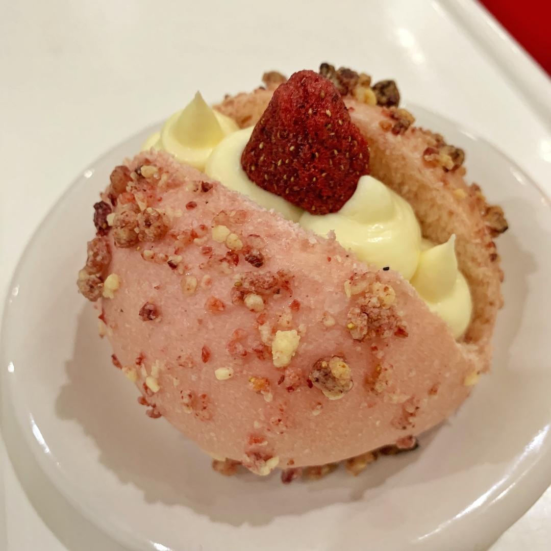 草莓酥粒面包