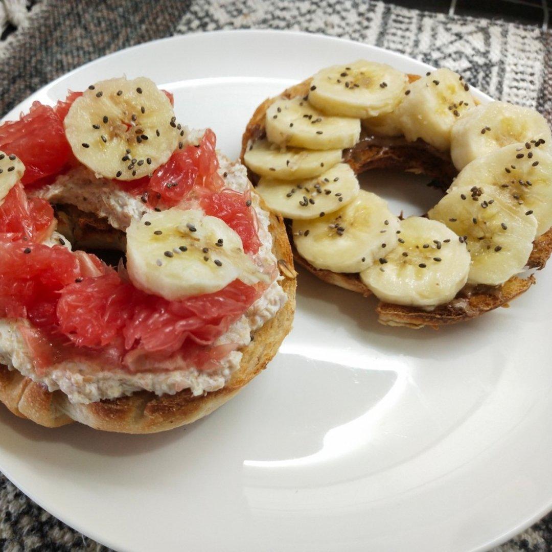 香蕉花生酱贝果三明治