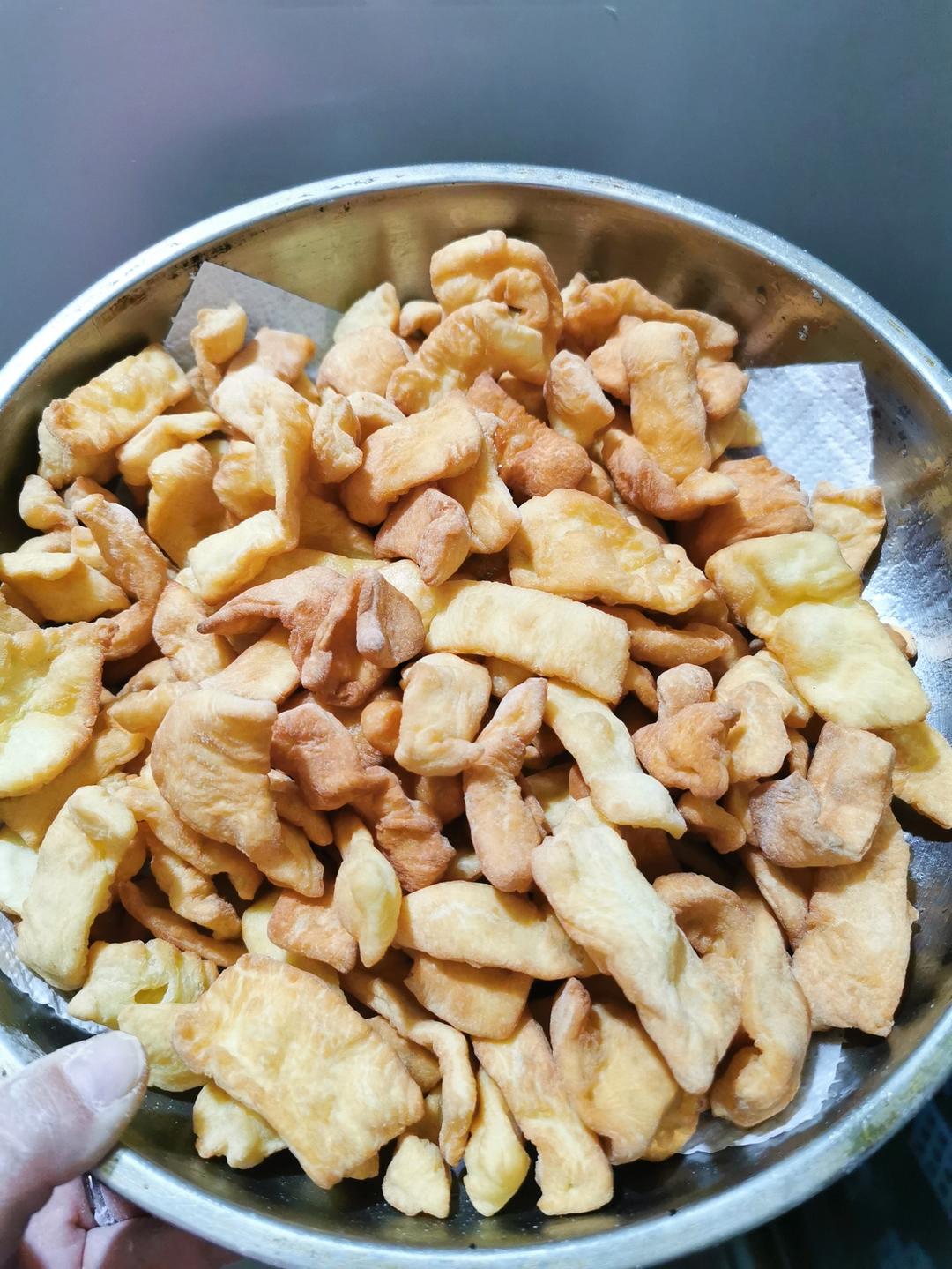 两个鸡蛋一碗面粉，不添加，制作简单的炸面条