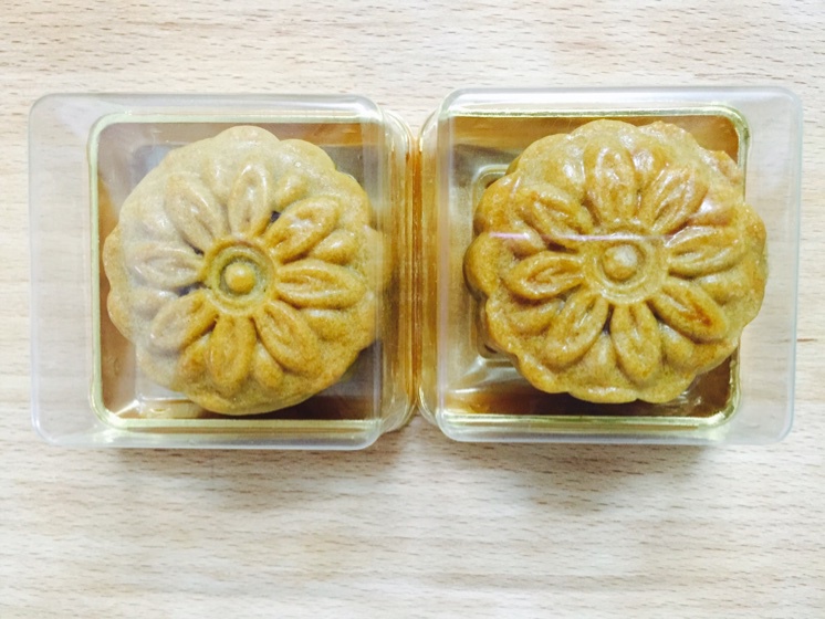 广式蛋黄莲蓉月饼