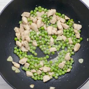 豌豆鸡丁的做法 步骤4