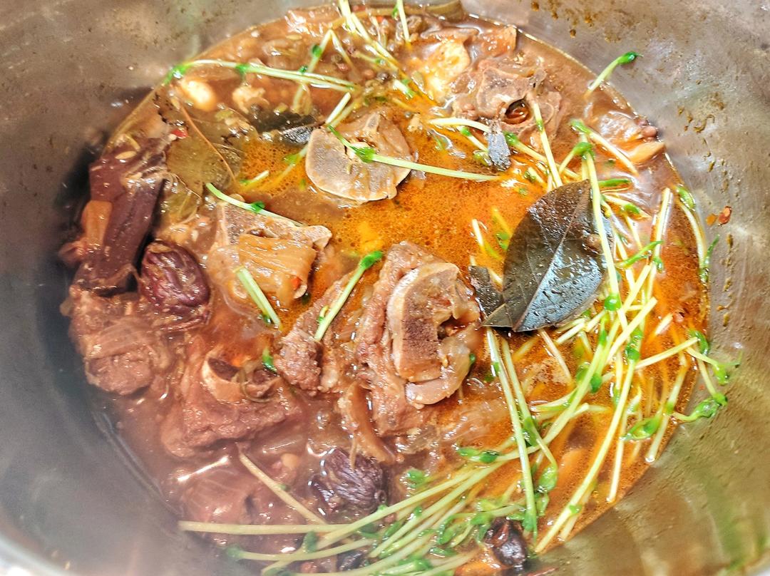 堂妈教你做红汤羊蝎子火锅