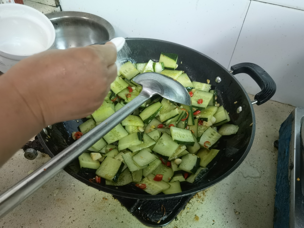 黄瓜炒猪肝的做法 步骤3
