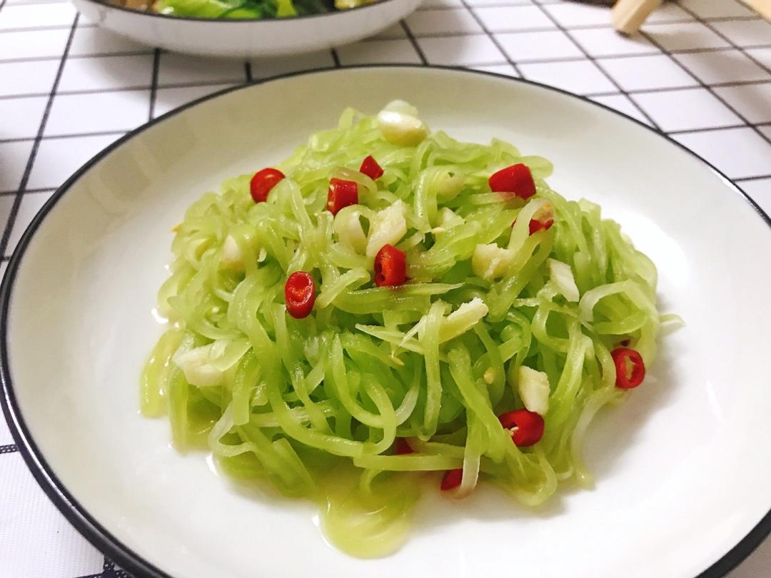 厨师长教你：夏日开胃小菜“凉拌莴笋丝”的家常做法，简单易学赶紧收藏吧