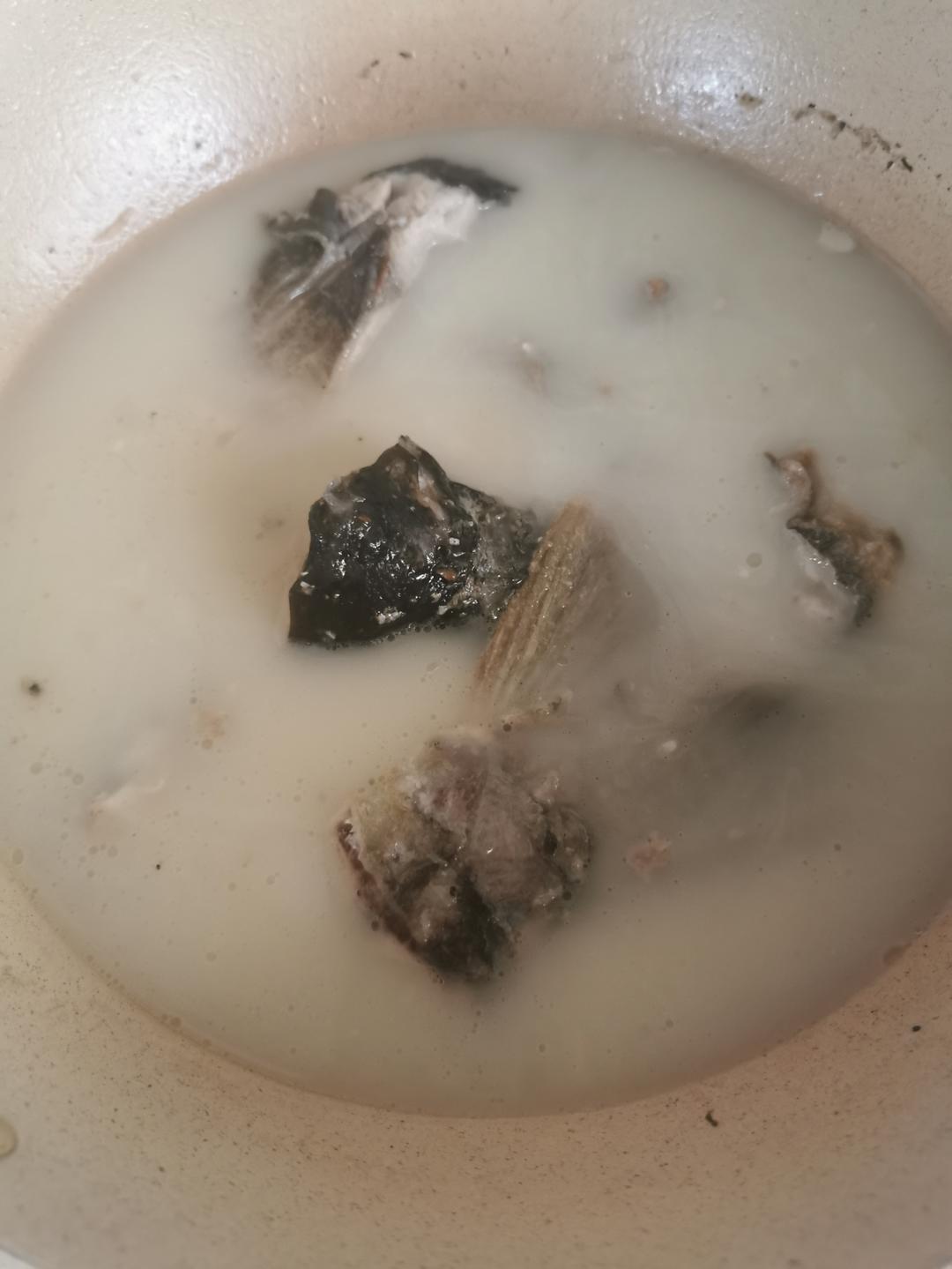 鱼头汤（鱼头豆腐时蔬汤、味鲜汤白有窍门)