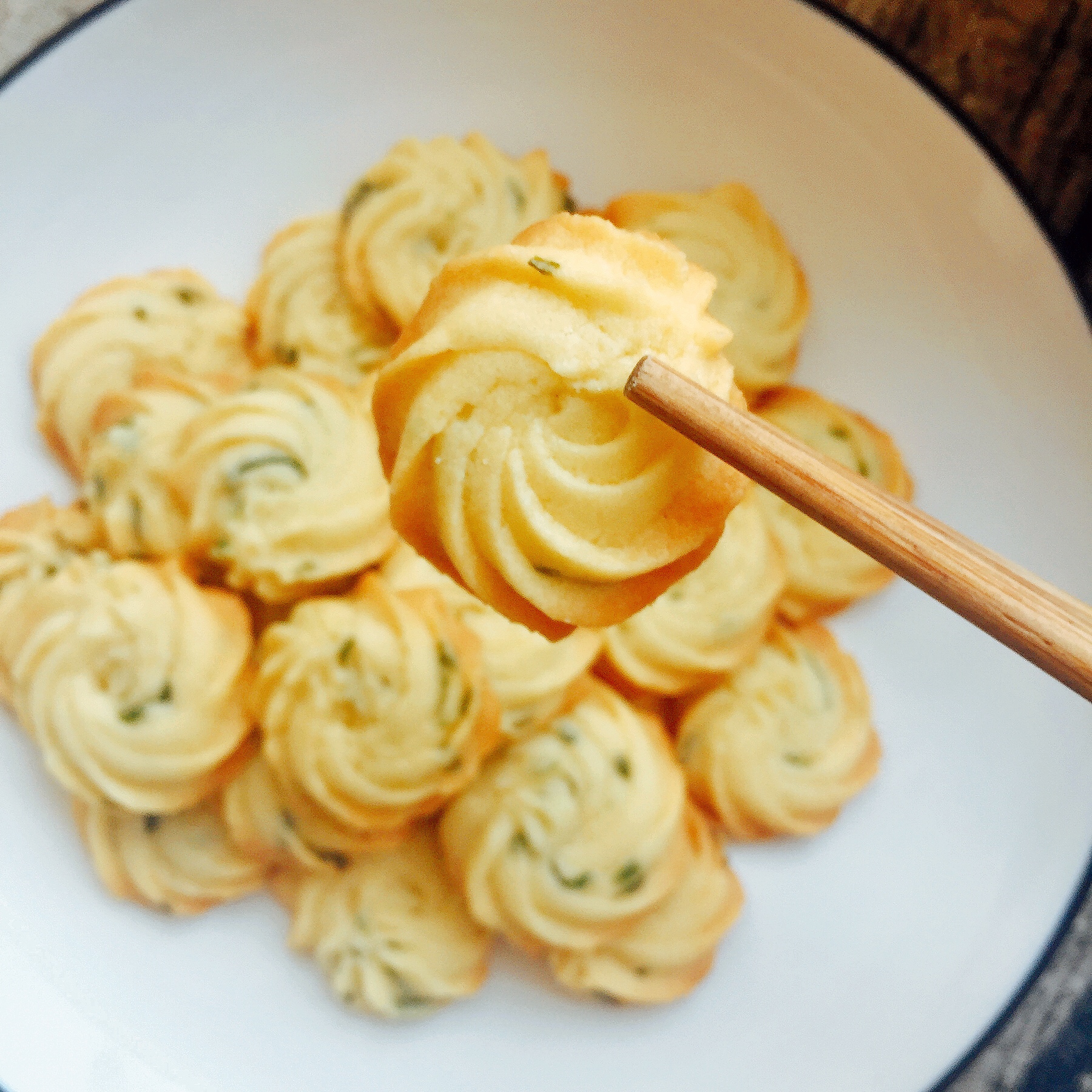 咸香酥松，简单易做的葱香味曲奇饼干的做法