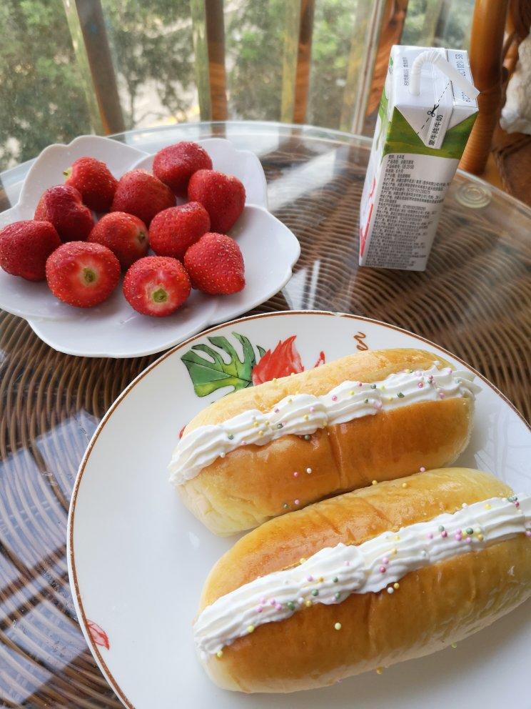 草莓甜心面包（酸奶奶油霜）