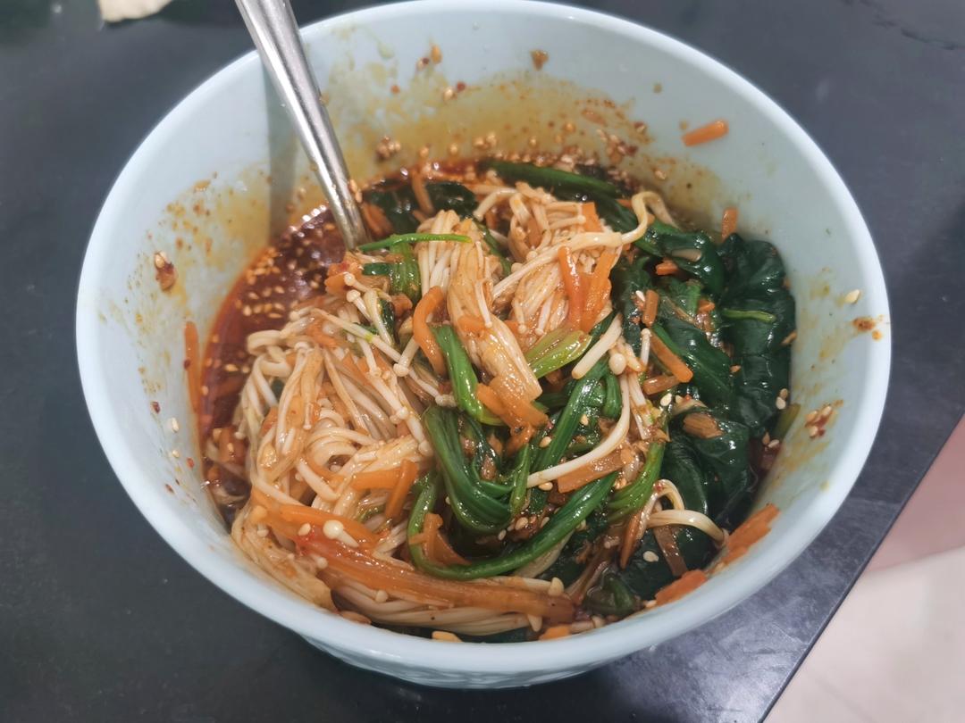 解馋减脂餐！酸辣开胃又下饭的菠菜拌金针菇