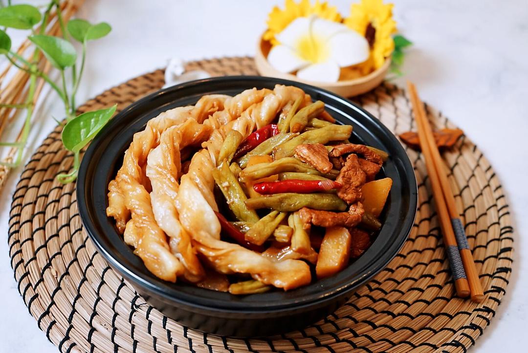 豆角炖肉焖卷子的做法