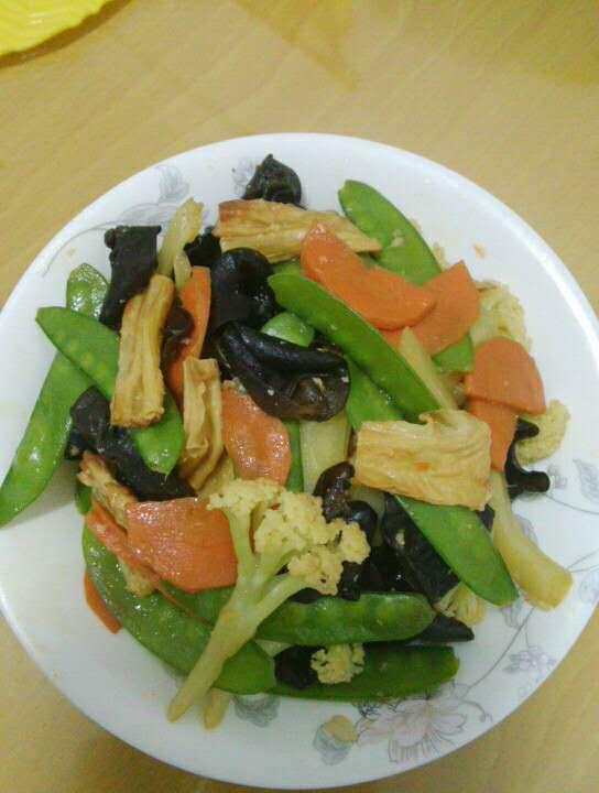 西兰花炒腐竹黑木耳