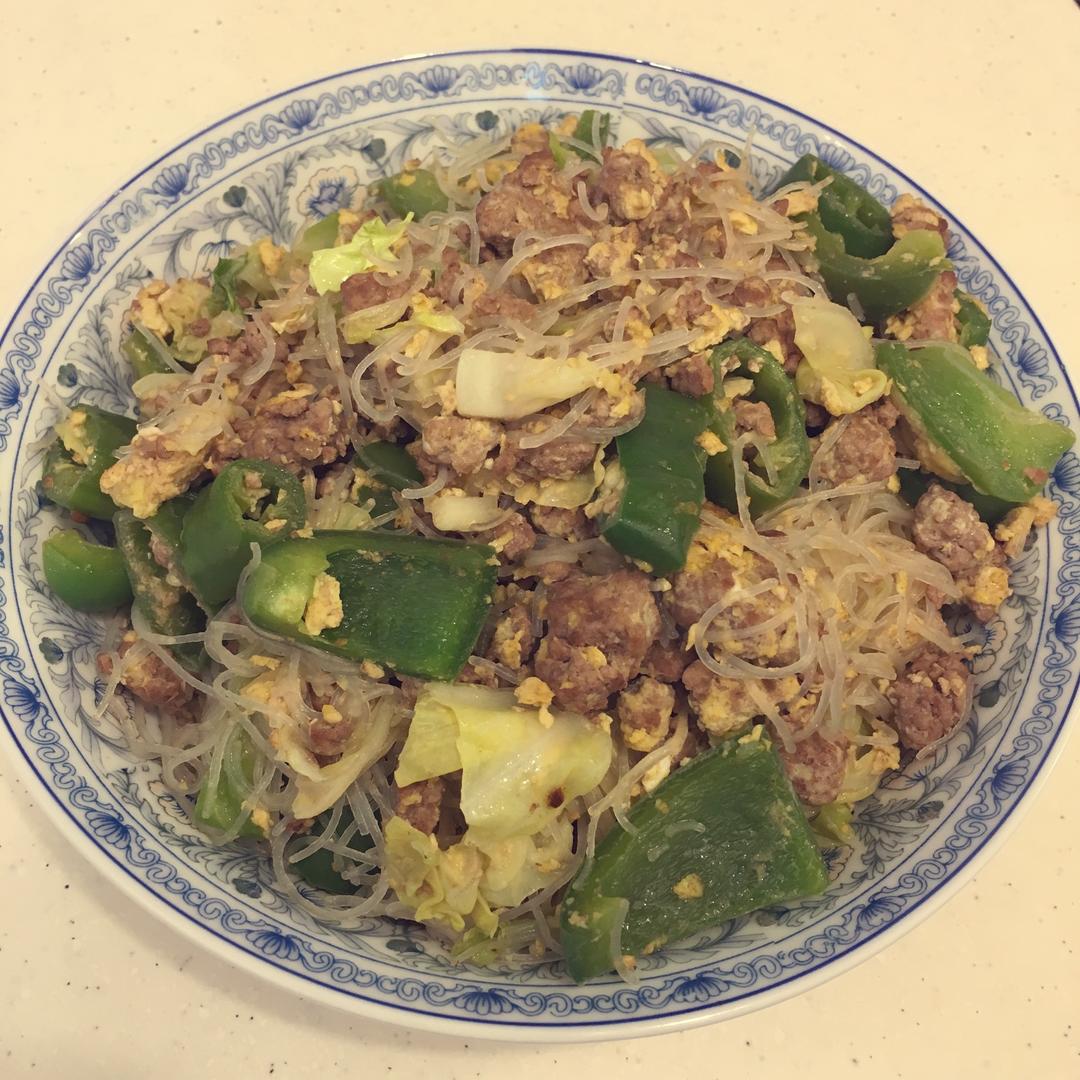 青椒牛肉包菜炒米粉的做法