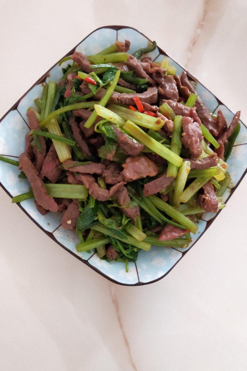 厨师长教你：“青椒牛肉丝”的家常做法，家乡的味道，先收藏了