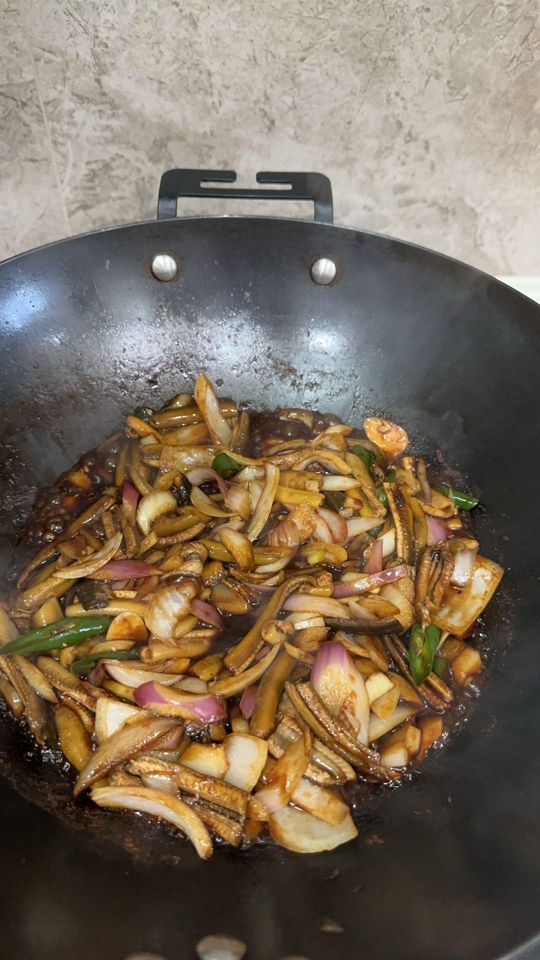 洋葱炒鳝丝（在家也能做出本帮老菜馆的感觉）